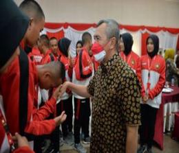 Gubernur Riau Syamsuar berharap anggota Paskibraka Provinsi Riau tahun 2022 menjadi pemimpin di masa depan (foto/int)